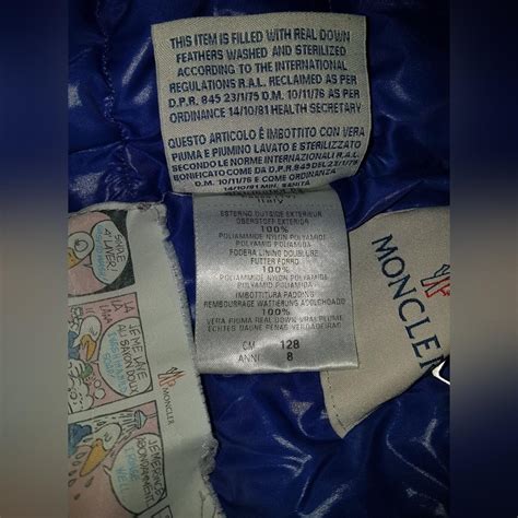falso etichetta interna moncler originale